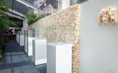 Un mur de roses avalanche pour sublimer la nouvelle collection de bijoux de Messika